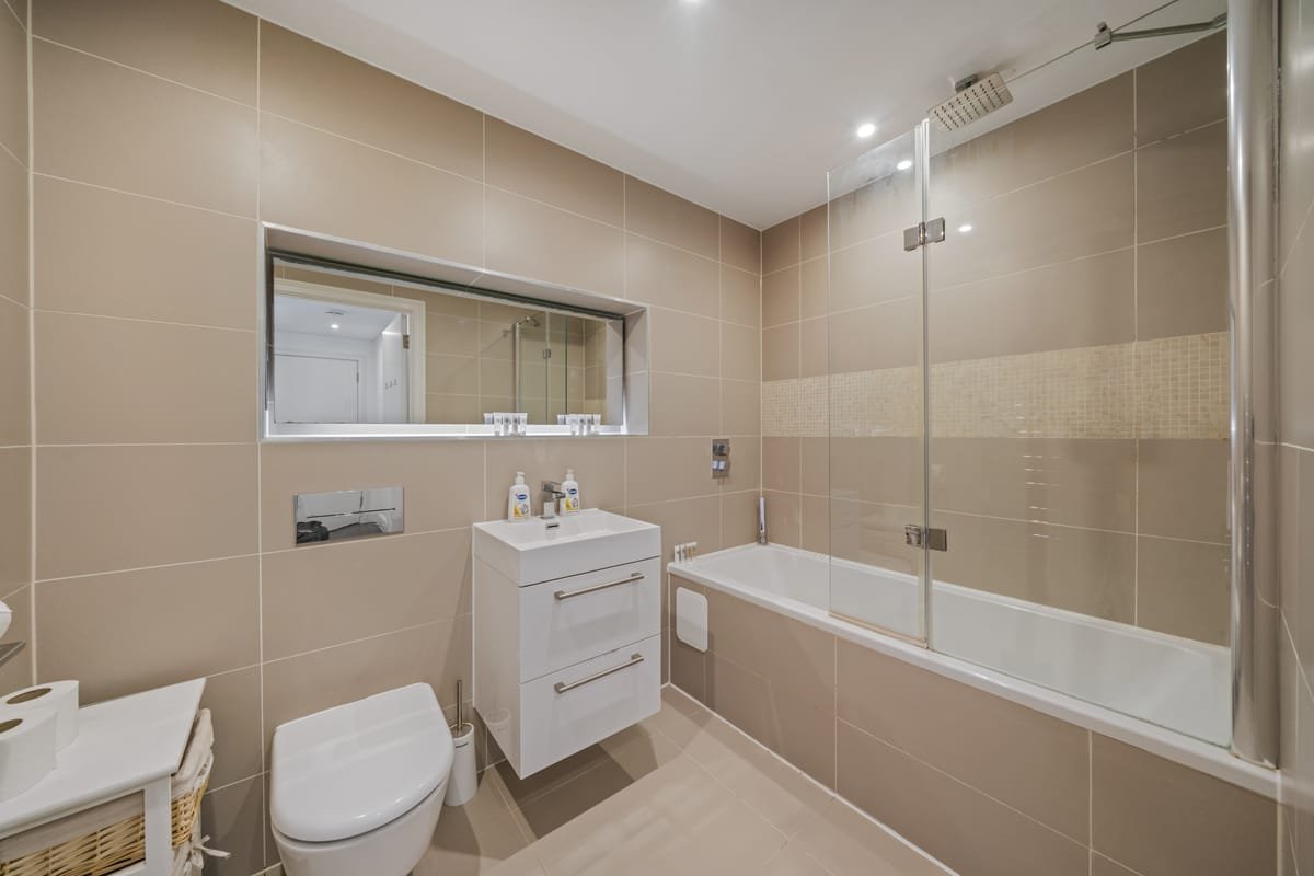 Riverside 1BR - bathroom