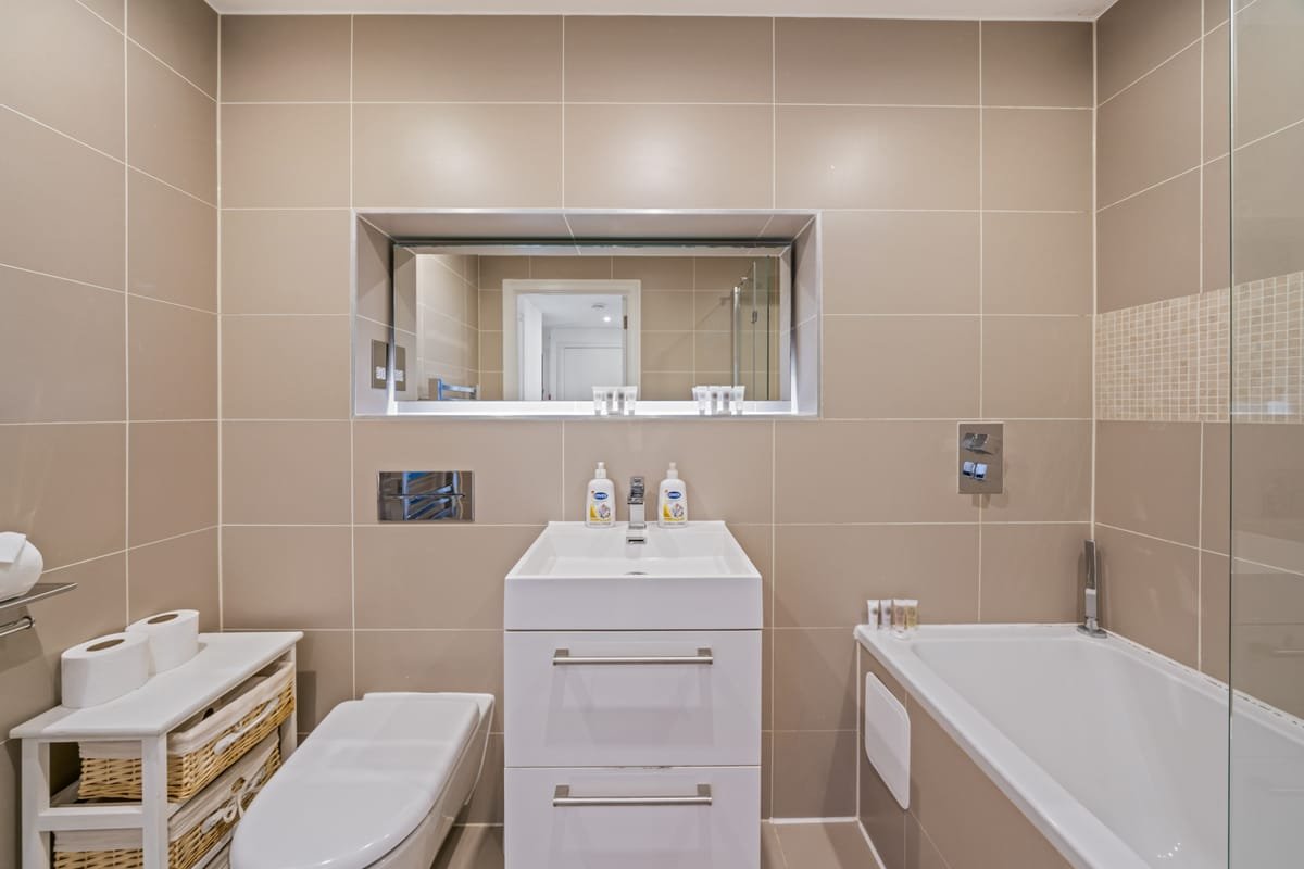 Riverside 1BR - bathroom