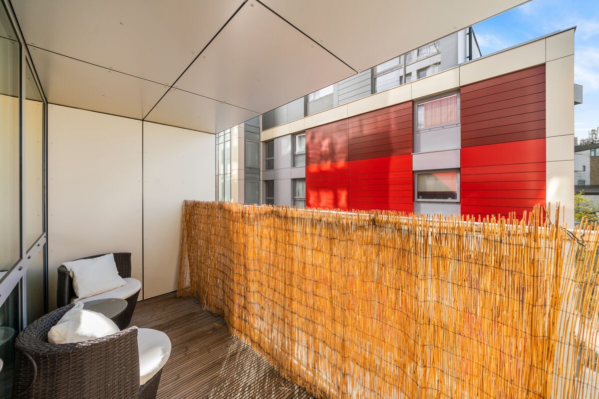 Riverside 1BR - private balcony