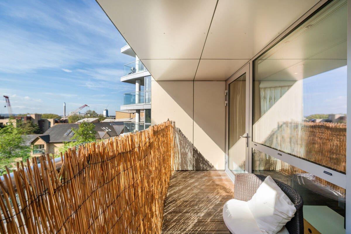 Riverside 1BR - private balcony