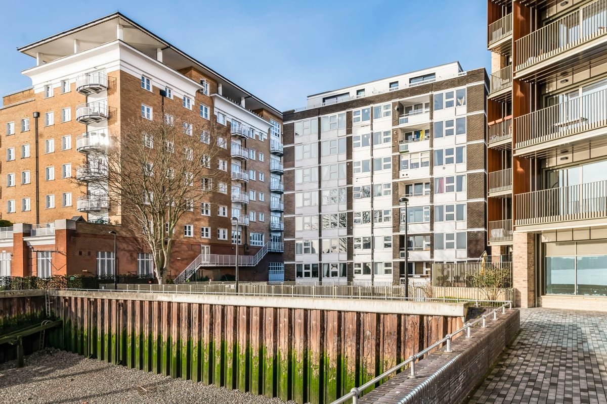Riverside 3BR - the building
