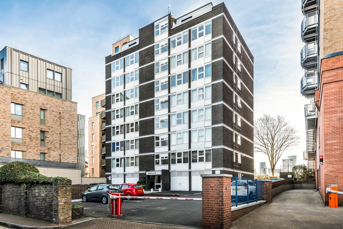 Riverside 3BR - the building